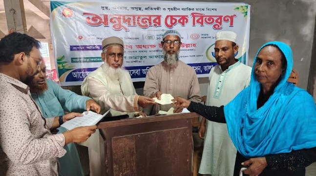তালায় দুস্থ-অসহায়দের মাঝে চেক বিতরণ করলেন এমপি ইজ্জত উল্লাহ