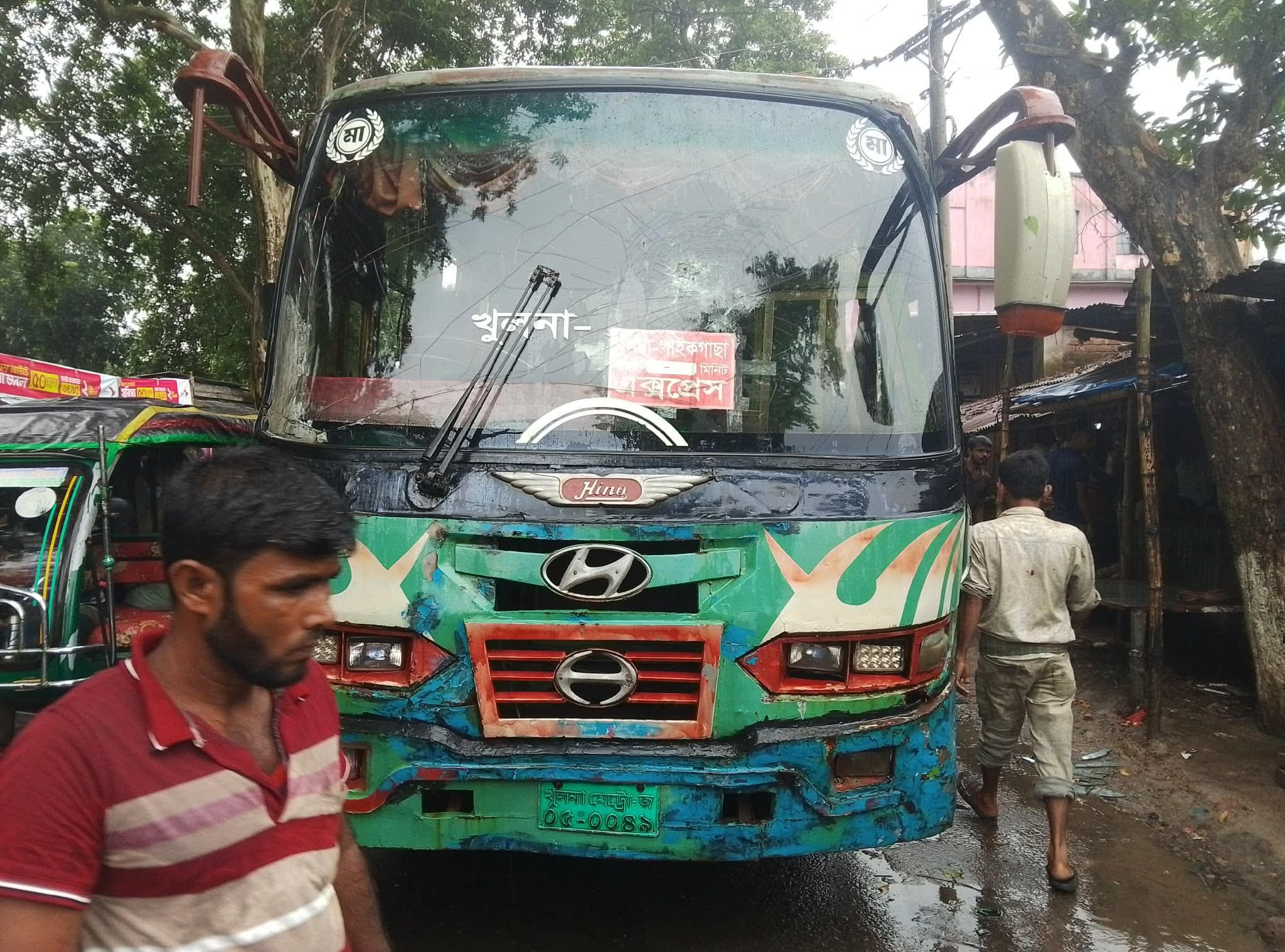 তালায় বাসচাপায় স্কুলশিক্ষার্থীর মৃত্যু, আহত বাবা