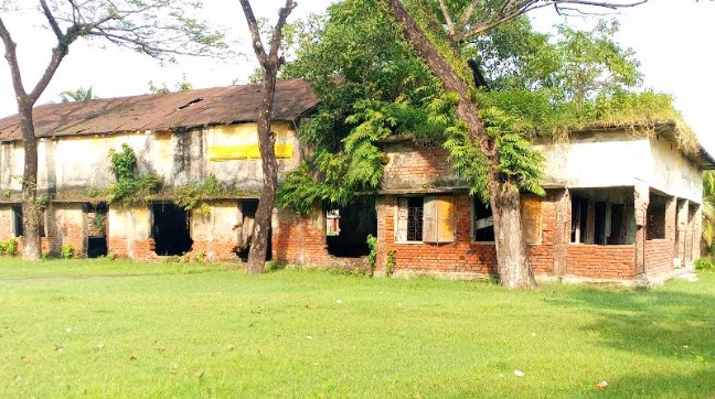কালের স্বাক্ষী হয়ে দাড়িয়ে আছে পরিত্যাক্ত পাটকেলঘাটা অডিটরিয়াম