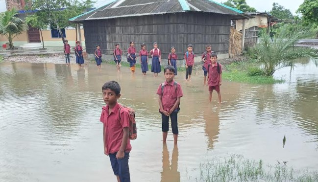 বর্ষা শুরু হতেই জলাবদ্ধতার আতঙ্কে ভোমরা বন্দরবাসী