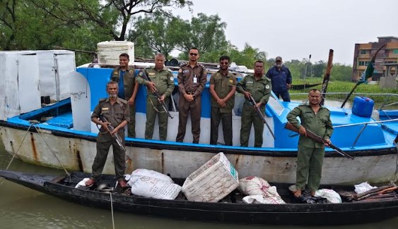 বন বিভাগের অভিযানে ১৫০ কেজি চিংড়ি মাছ, ২ টি বিষের বোতল, ১ টি নৌকা আটক