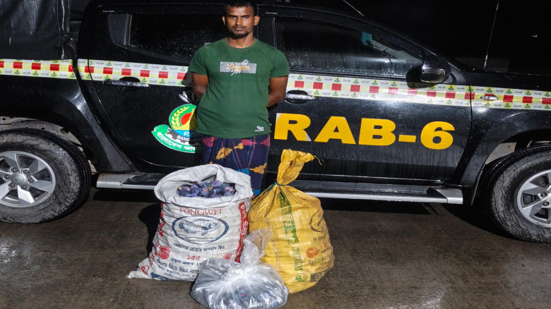 কালীগঞ্জে র‌্যাবের অভিযানে ৫৯৪ বোতল উইনকেরেক্সসহ মাদক ব্যবসায়ী গ্রেপ্তার