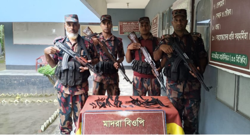 সাতক্ষীরা সীমান্তে বিজিবির অভিযানে প্রায় সাত লক্ষ টাকার চোরাচালানী মালামাল আটক