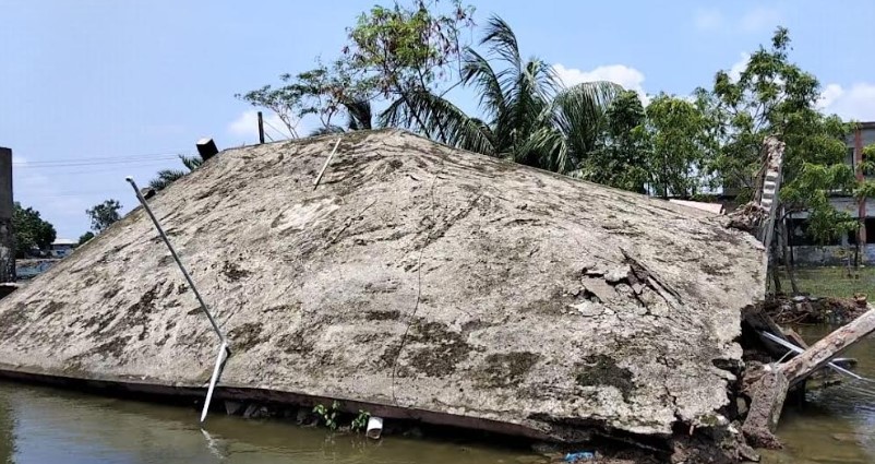 পাইকগাছায় কমিউনিটি ক্লিনিকের ভবন ধ্বস, ১০ লাখ টাকার ক্ষতি, স্বাস্থ্যসেবা চলছে স্কুলে