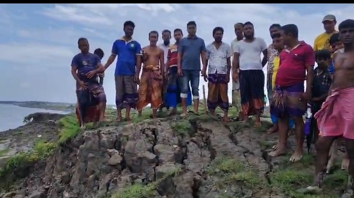 আশাশুনিতে খোলপেটুয়া নদীর বেড়িবাঁধে ফাটল, দুই ইউনিয়ন প্লাবিত হওয়ার শঙ্কা