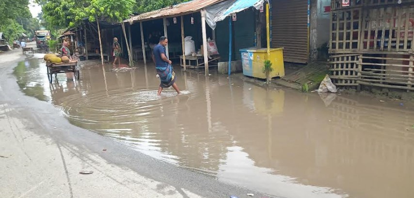 শ্রাবণের ভারী বর্ষণে পাইকগাছার নি¤œাঞ্চল প্লাবিত; বেড়েছে জনদূর্ভোগ