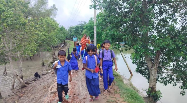 শ্যামনগরের এক স্কুলে দুই সেট জামা প্যান্ট নিয়ে আসতে হয়ে বাচ্চাদের