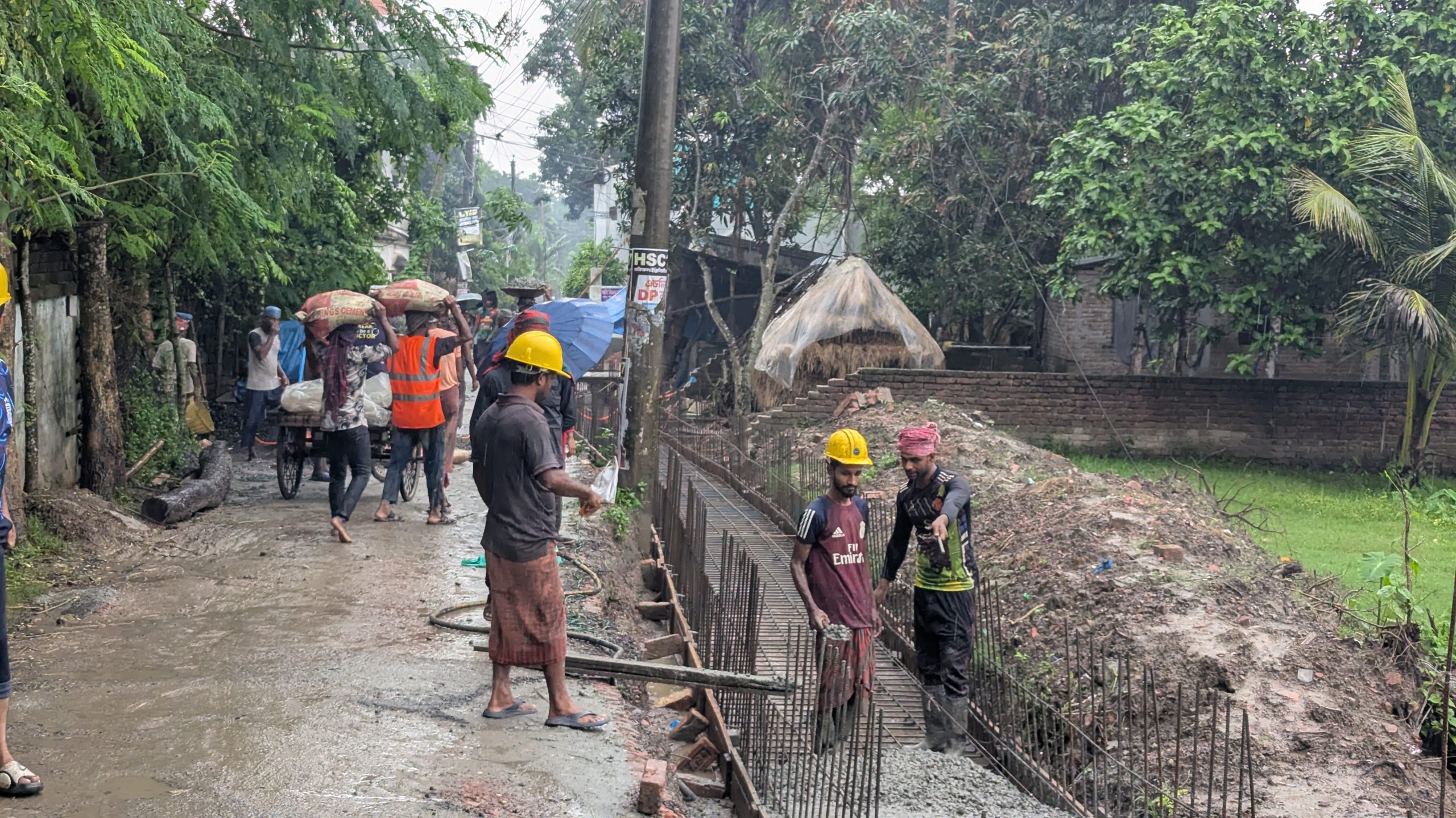 সাতক্ষীরায় ঝুম বৃষ্টির মধ্যেও ‘জলবায়ু সহনশীল’ প্রকল্পের ড্রেন ঢালাই, গুণগত মান নিয়ে ক্ষুব্ধ স্থানীয়রা