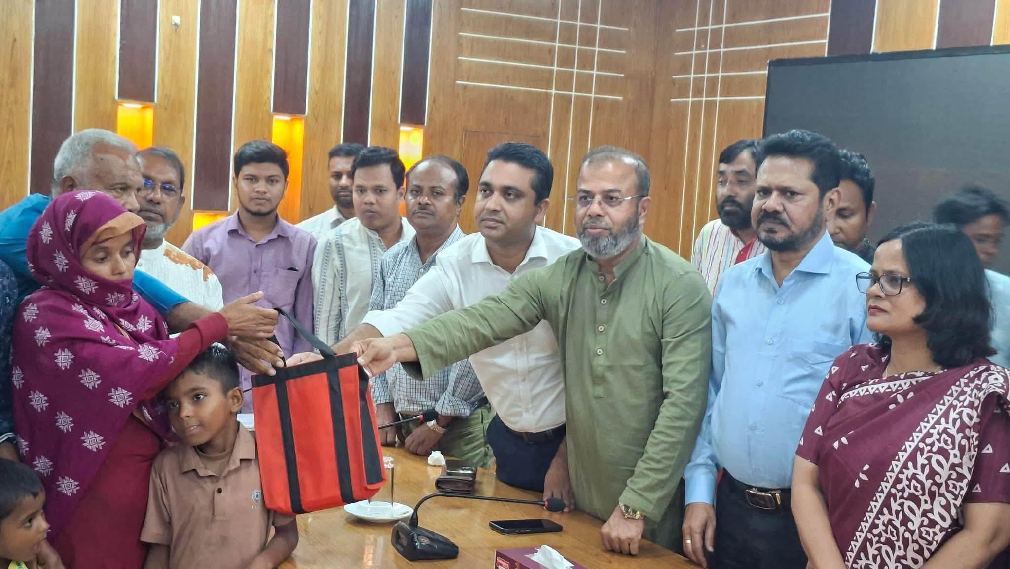 গাবুরার নিহত জেলের পরিবারকে ৫ লাখ টাকার আর্থিক সহায়তা