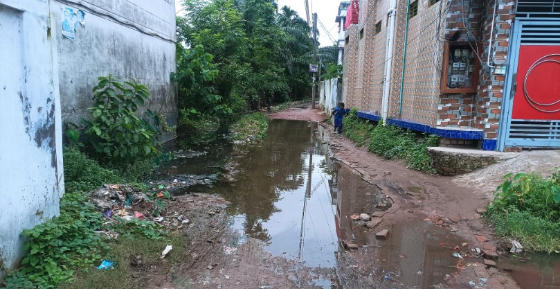 শহরের কামালনগর: নোংরা পানি মাড়িয়েই স্কুলে যাচ্ছে কোমলমতি শিক্ষার্থীরা