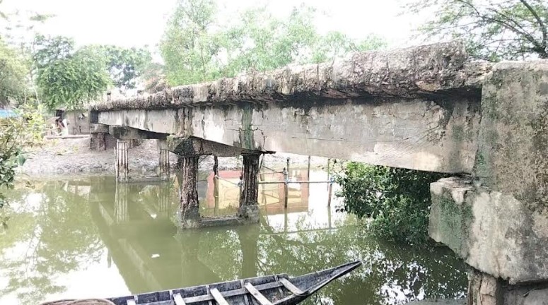 পাইকগাছায় মরণফাঁদ খড়িয়া-ভড়েঙ্গা ব্রিজ, দেখার কেউ নেই!