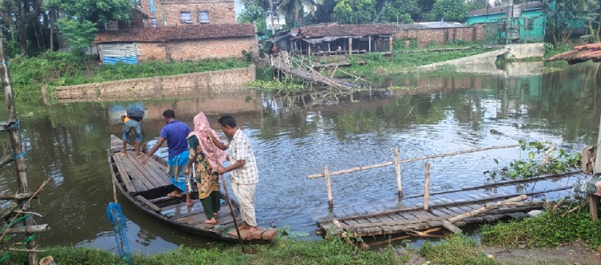 ছয় দিনেও মেরামত হয়নি বেত্রবতীর সাঁকো, নৌকাই ভরসা