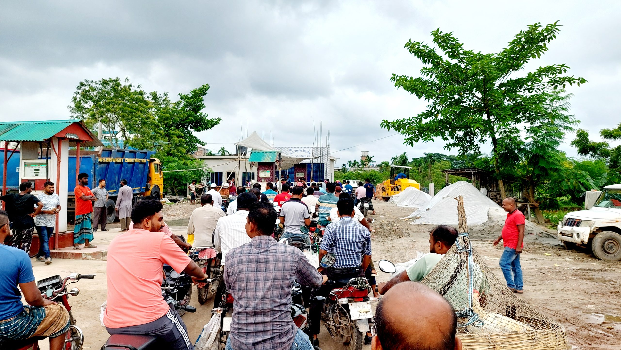 জ্বালানি তেল সংকটের গুজবে নলতাসহ কালিগঞ্জের সব পাম্পে বাইকারদের ভিড়