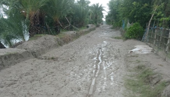 দেবহাটার কোমরপুরে ঠিকাদার কাজ না ফেলে নিখোঁজ, চরম ভোগান্তিতে এলাকাবাসী
