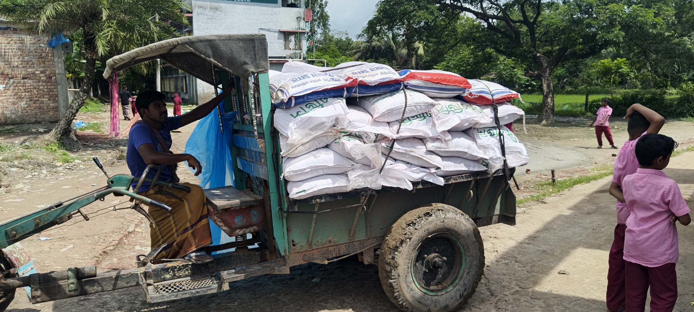 শ্যামনগরের কৈখালীতে পাচারের অভিযোগে বিএডিসির ৭৫ বস্তা সার আটক