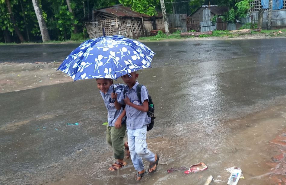ভারী বৃষ্টিপাতে পাইকগাছায় শিক্ষার্থীদের জনদুর্ভোগ চরমে