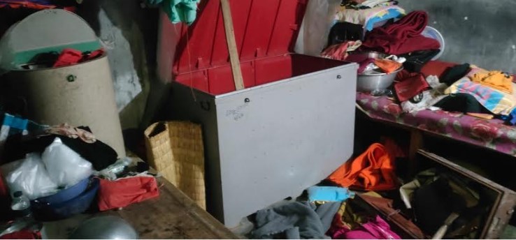 আশাশুনিতে ঘরের দরজা ভেঙে স্বর্ণালংকারসহ প্রায় ৭ লক্ষ টাকার মালামাল চুরি