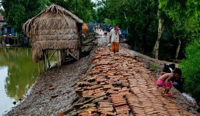 পাইকগাছায় ভাঙনে সরু ওয়াপদা সড়ক, চরম ঝুঁকিতে হাজারো মানুষ