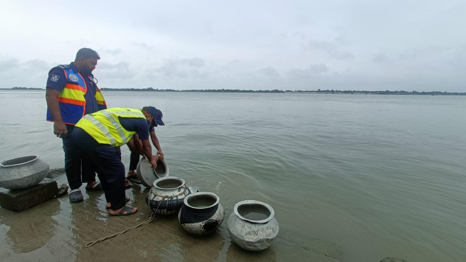 বুড়িগোয়ালিনীতে ৫০ হাজার চিংড়ির রেণু পোনা জব্দ ও অবমুক্ত