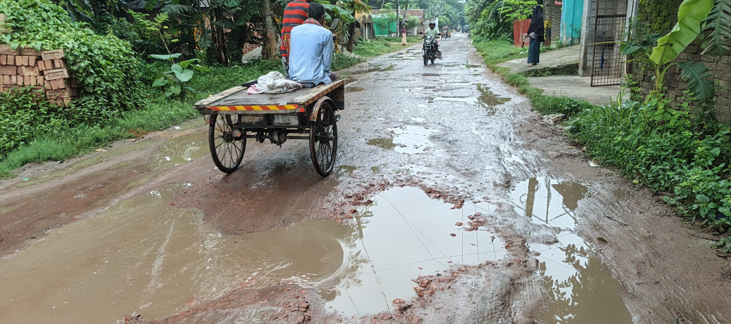 কলারোয়া পৌরসভা: উন্নত সড়কের মাঝে ৪০০ মিটারের দুর্ভোগ