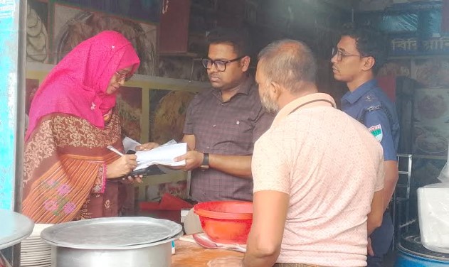 পাটকেলঘাটায় অস্বাস্থ্যকর পরিবেশে খাবার বিক্রি, তিন হোটেলকে জরিমানা