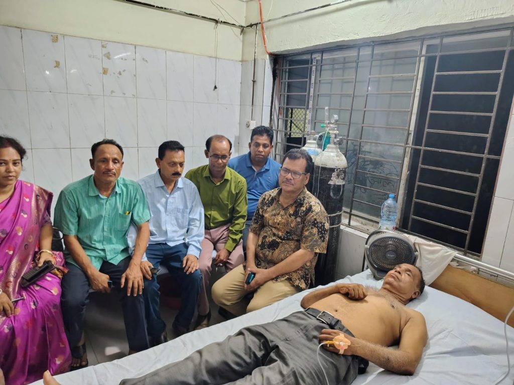 স্টেডিয়াম পরিদর্শনে গিয়ে অসুস্থ তালা উপজেলা বিএনপি সভাপতি হাসপাতালে ভর্তি
