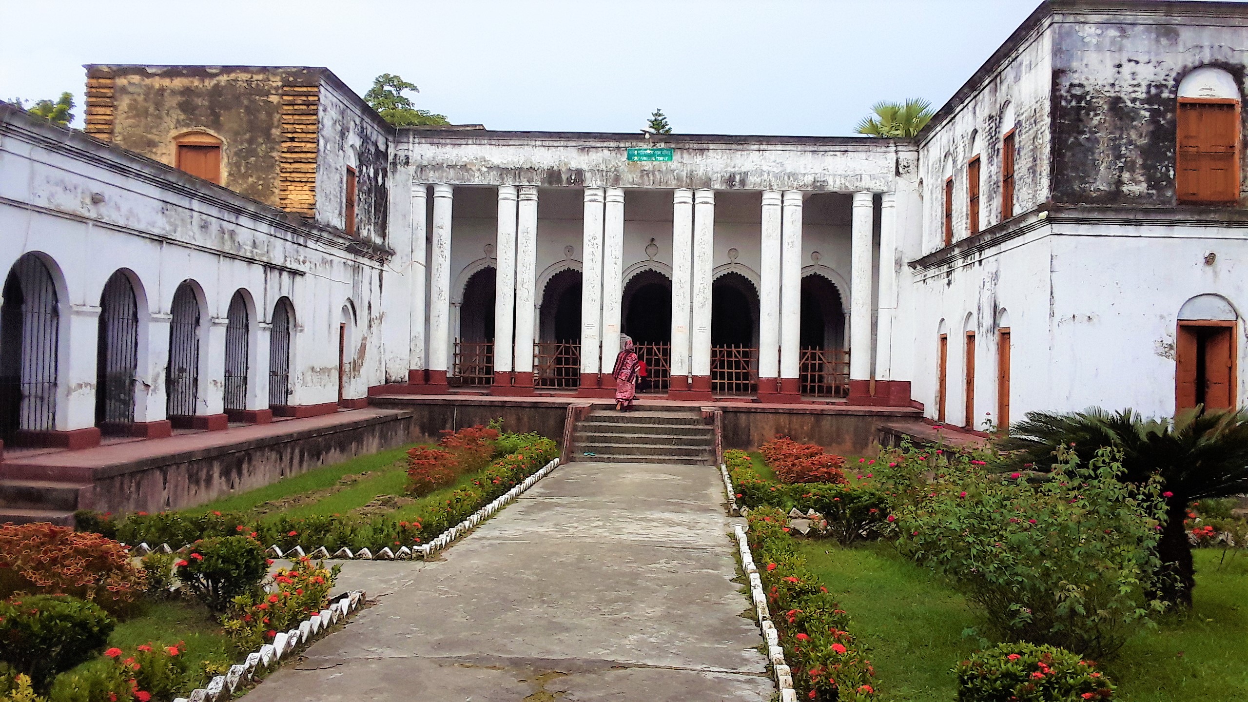 সাগরদাঁড়ী দত্তবাড়ির প্রাচীন স্থাপত্য সংস্কার না করায় জৌলুস হারাচ্ছে মধুপল্লী