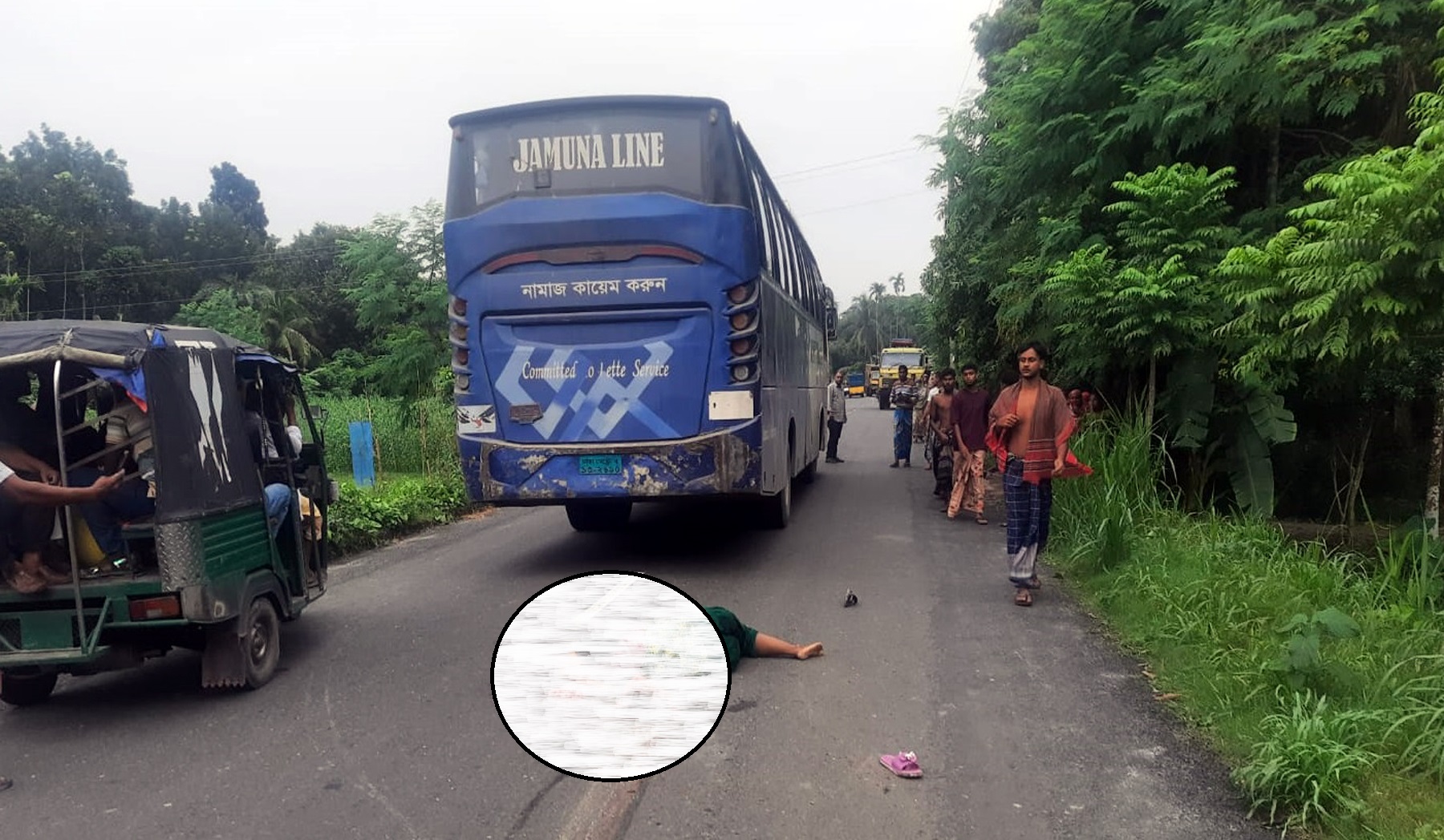 তালায় পরিবহনের চাকায় পিষ্ট হয়ে গৃহবধূ নিহত, আহত ১