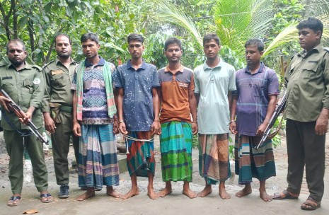 সুন্দরবনে নিষিদ্ধ সময়ে মাছ শিকার, ৫ জেলে কারাগারে