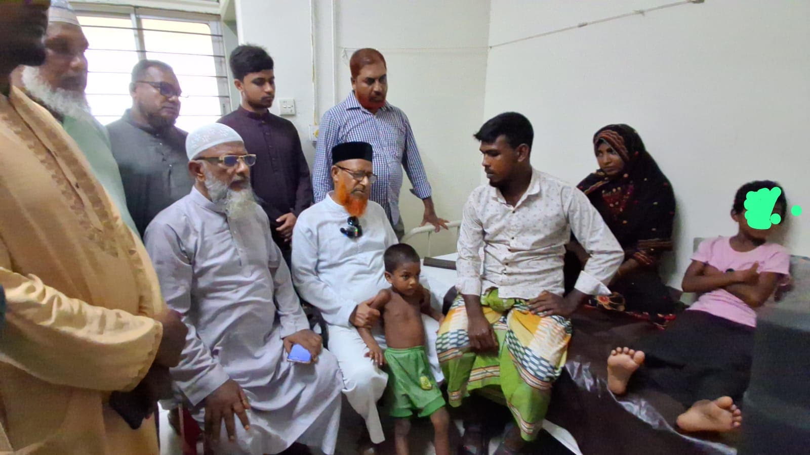 সাতক্ষীরা মেডিকেলে চিকিৎসাধীন ভুক্তভোগী শিশুকে দেখতে গেলেন জামায়াত নেতারা