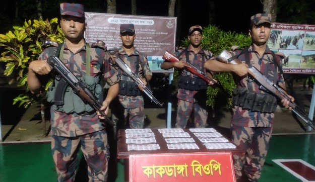 কলারোয়া সীমান্তে বিজিবির অভিযানে ছয় লক্ষাধিক টাকার মালামাল আটক