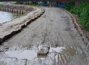 ঠিকাদারের গাফিলতিতে শ্রীউলার সড়ক নির্মাণে জনভোগান্তি