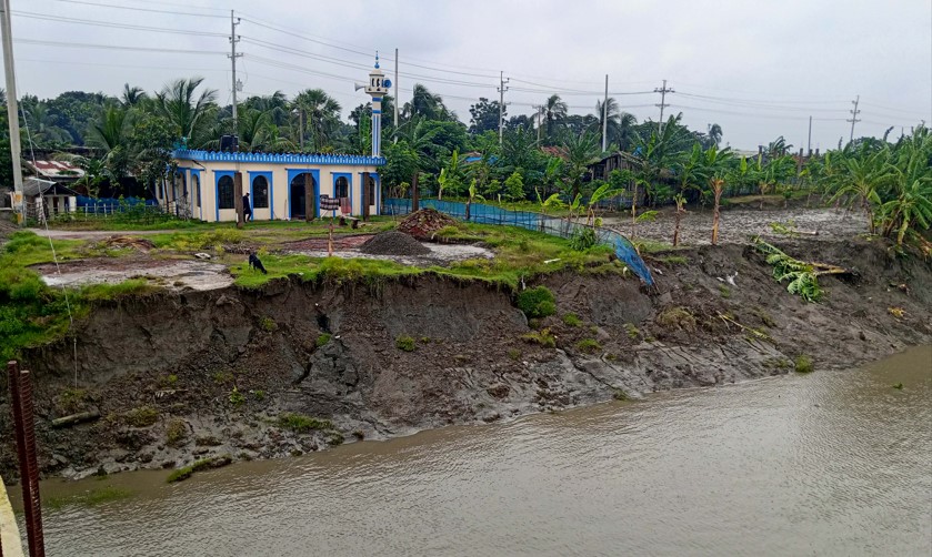 বেতনা নদীর ভাঙনে হুমকির মুখে নবনির্মিত গোবিন্দপুর-মাটিয়াডাঙ্গা সেতু