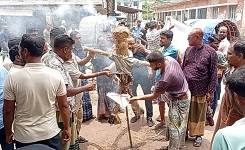 সংসদ সদস্য গাজী নজরুলের পদত্যাগের দাবিতে শ্যামনগরে কুশপুত্তলিকা দাহ