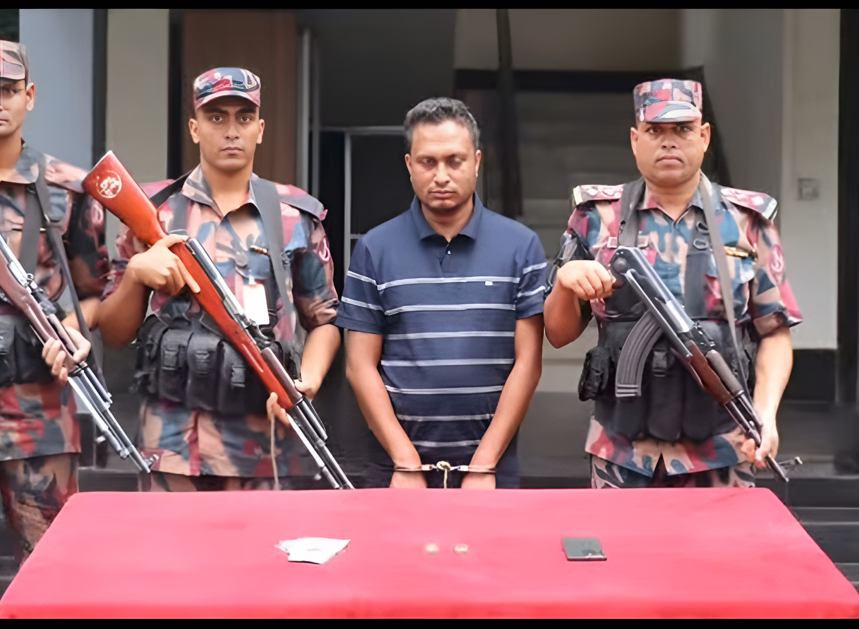 যশোরে অর্ধকোটি টাকার স্বর্ণের বারসহ সাতক্ষীরার সুমন আটক