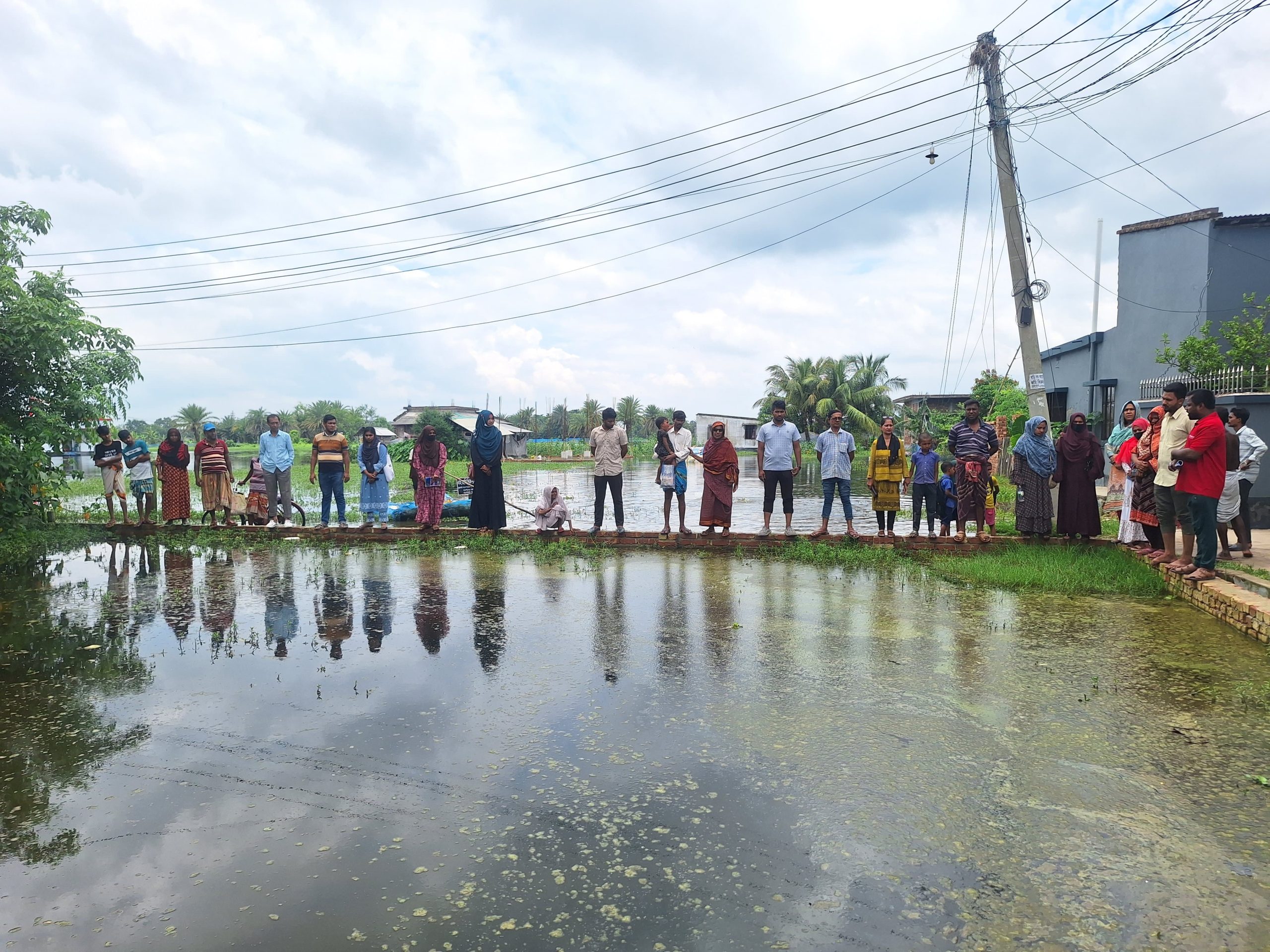 সাতক্ষীরায় জলাবদ্ধতা নিরসনে ৫ দফা দাবিতে মানববন্ধন