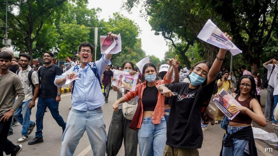 মোদি সরকারকে যে কৌশলে নতি স্বীকারে বাধ্য করলো ‘ককরোচরা’