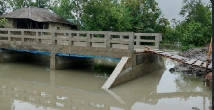 খালের মাঝে ৩৩ লাখ টাকার সেতু, সংযোগ সড়ক না থাকায় ৫ গ্রামের মানুষের দুর্ভোগ
