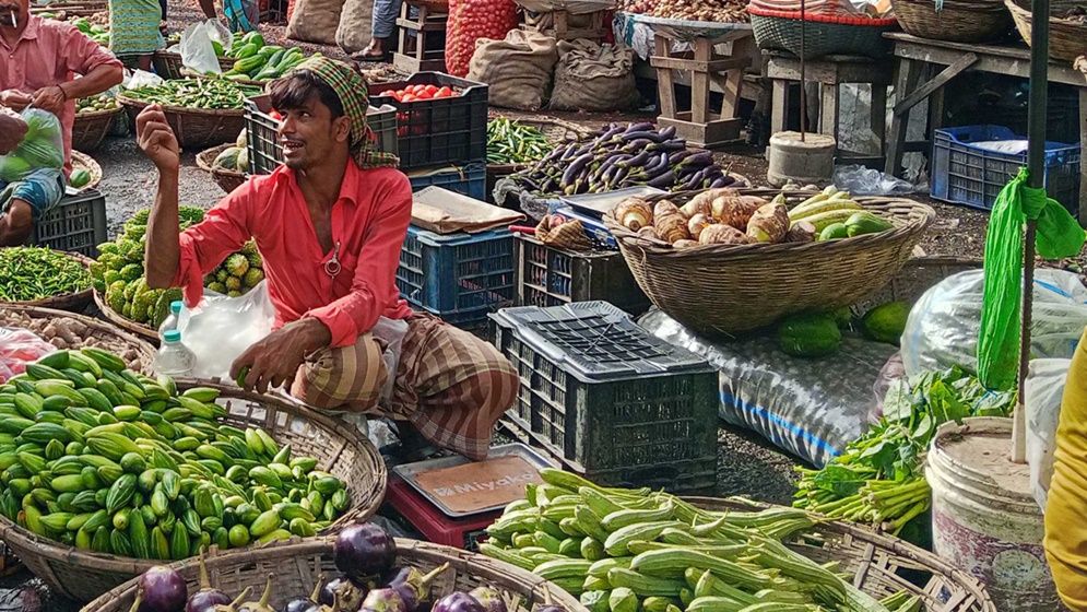 টানা বৃষ্টির ধাক্কায় নিত্যপণ্যের বাজারে অস্বস্তি