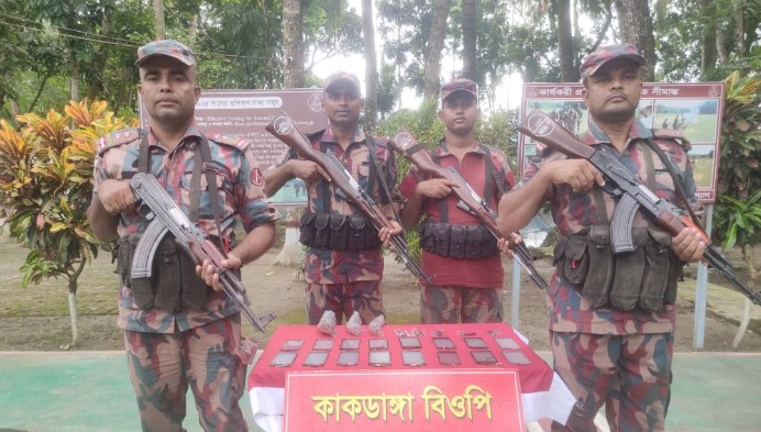 সাতক্ষীরা সীমান্তে বিজিবির অভিযানে ১২ লাখ টাকার চোরাচালানি পণ্য জব্দ