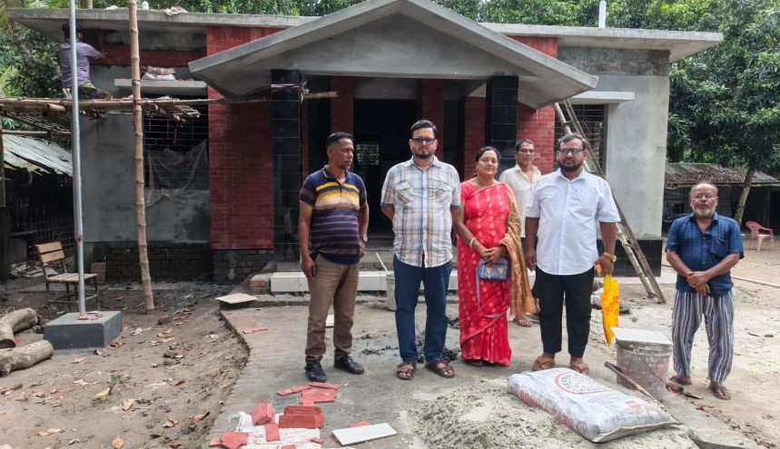 হাজরাকাটি কমিউনিটি ক্লিনিকের নির্মাণকাজ পরিদর্শনে ইউপি চেয়ারম্যান