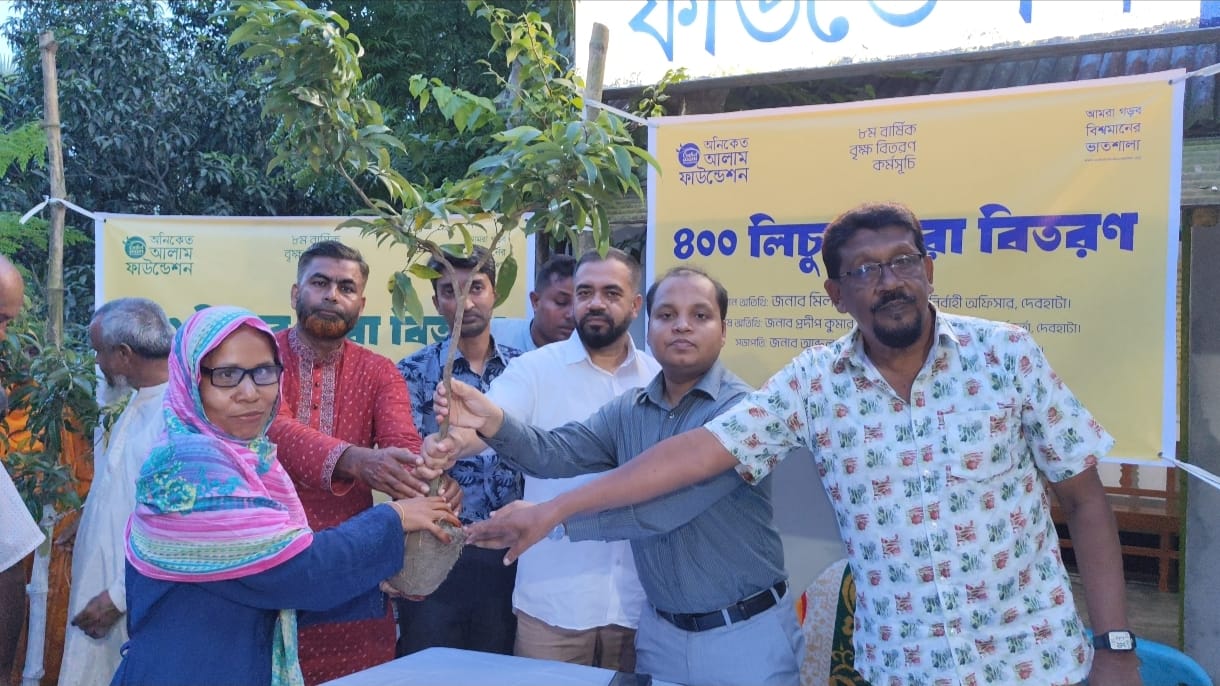 দেবহাটায় ৪০০ পরিবারে লিচুর চারা বিতরণ
