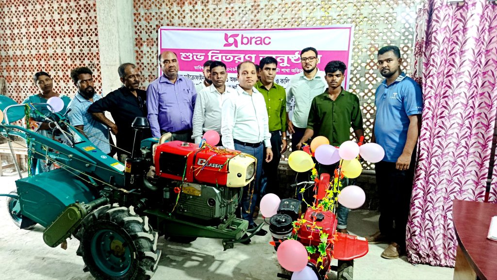 দেবহাটায় ব্র্যাকের উদ্যোগে প্রান্তিক কৃষকদের মাঝে কৃষি সরঞ্জাম বিতরণ