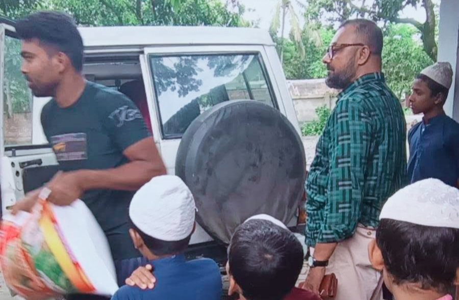 সখিপুরের কাজিমহল্লা মাদ্রাসায় ১১ বস্তা চাল দিলেন আলফা