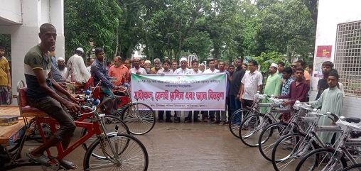 পাইকগাছায় শিক্ষার্থী ও দুস্থদের মাঝে সাইকেল, সেলাই মেশিন ও ভ্যান বিতরণ