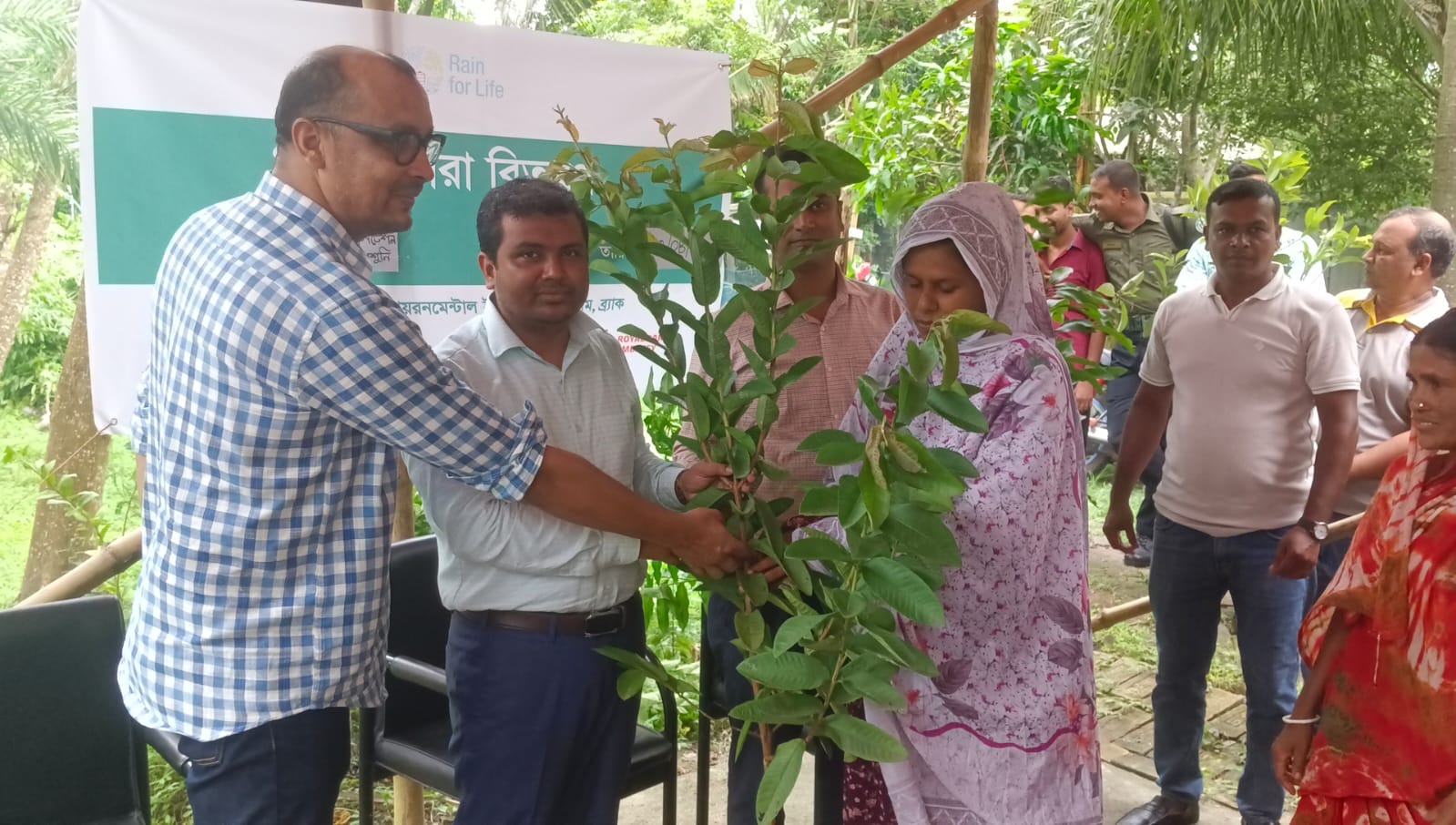 আশাশুনি উপকূলে ৩শ পরিবারের মাঝে ১০ হাজার গাছের চারা বিতরণ