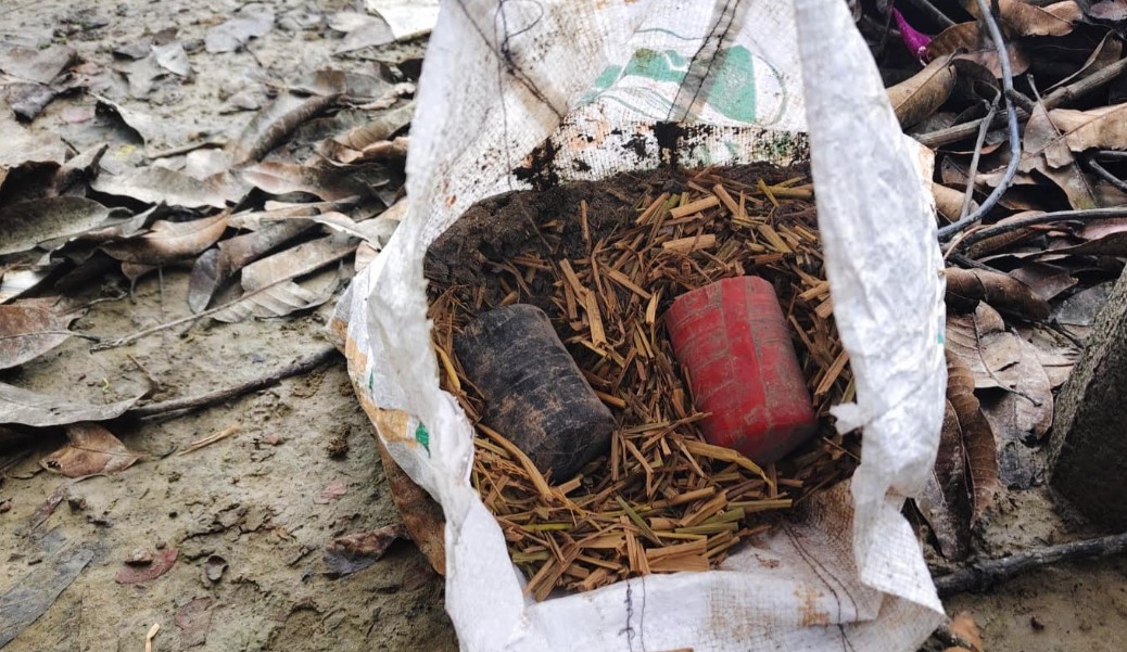 বেনাপোল পোর্ট থানা এলাকা থেকে পরিত্যক্ত অবস্থায় ২টি ককটেল সদৃশ বোমা উদ্ধার