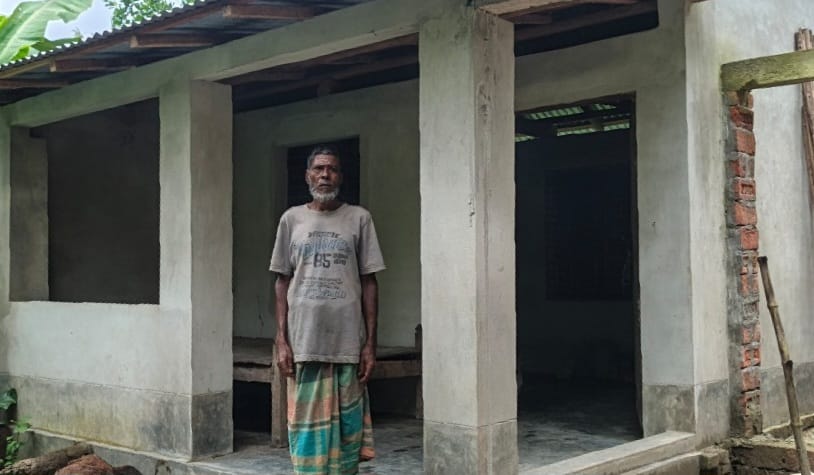 কলারোয়ায় পারিবারিক অর্থায়নে গৃহহীন কৃষিশ্রমিকের নতুন ঘর, প্রশংসায় চেয়ারম্যান পরিবার