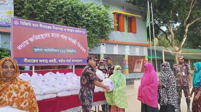 ভারতে ইছামতীর পানি বৃদ্ধিতে প্লাবিত বেনাপোল সীমান্তের ১০০ পরিবারকে বিজিবির ত্রাণ