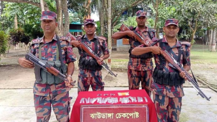 সীমান্তে ১০ লাখ টাকার বেশি মূল্যের চোরাচালানি পণ্য জব্দ করল বিজিবি